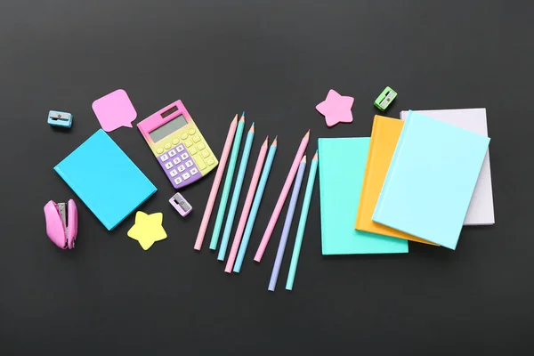 Taschenrechner Mit Unterschiedlicher Schreibwaren Auf Schwarzer Tafel — Stockfoto