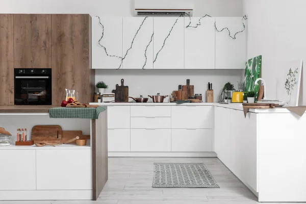 Interior Dari Dapur Modern Dengan Meja Putih Dan Peralatan — Stok Foto