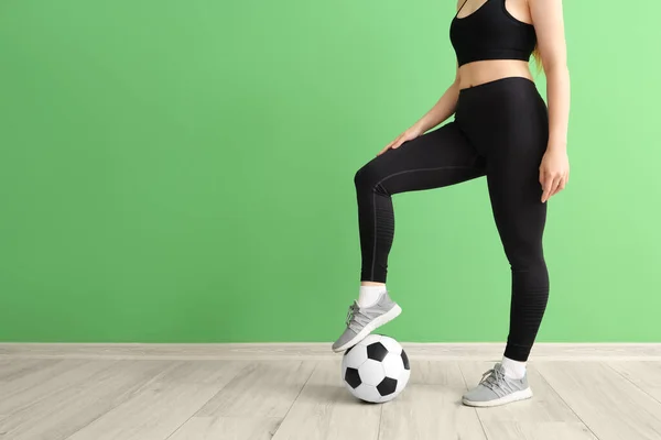 Молодая Женщина Спортивной Одежде Футбольным Мячом Возле Зеленой Стены — стоковое фото