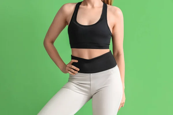 Junge Frau Sportkleidung Auf Grünem Hintergrund — Stockfoto