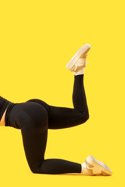 Sporty Young Woman Leggings Yellow Background — Stock Photo, Image