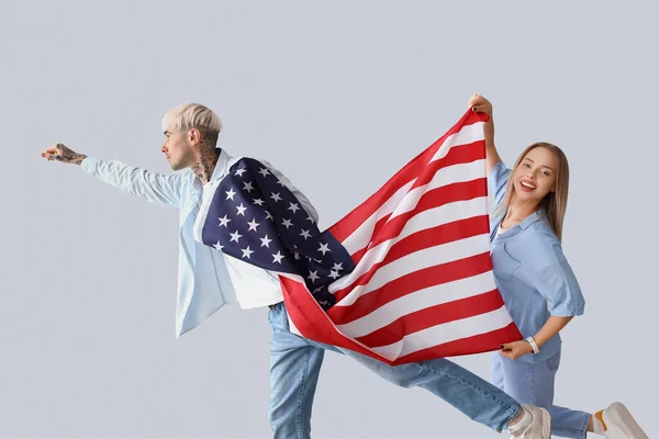 Pareja Joven Con Bandera Estados Unidos Sobre Fondo Claro —  Fotos de Stock