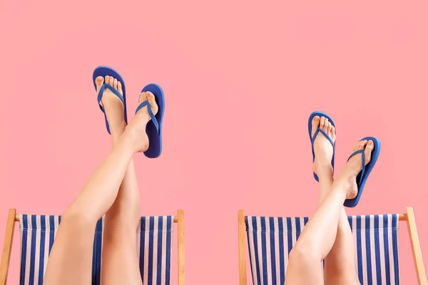 Weibliche Beine Flip Flops Auf Rosa Hintergrund — Stockfoto