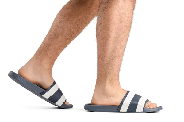 Beyaz Arka Planda Parmak Arası Terlik Giymiş Erkek Bacakları — Stok fotoğraf