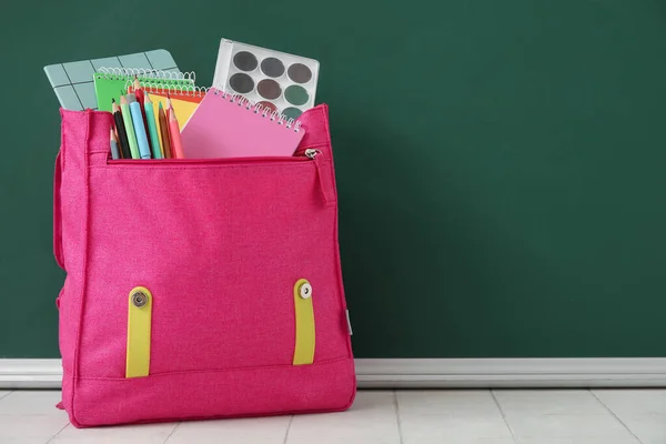 Růžový Školní Batoh Poznámkovými Bloky Akvarely Tužkami Bílém Dlaždicovém Stole — Stock fotografie