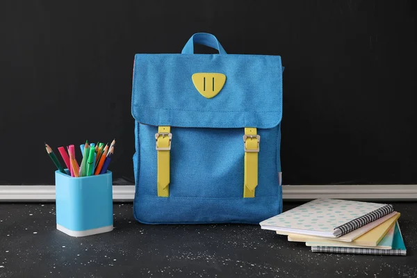 Blauer Schulrucksack Mit Notizbüchern Filzstiften Und Bleistiften Auf Grunge Tisch — Stockfoto