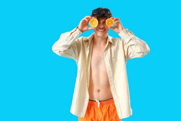 Jongeman Met Sinaasappels Blauwe Achtergrond — Stockfoto