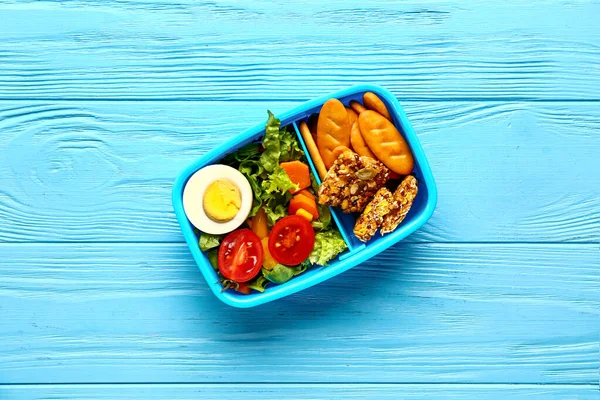 Lunchbox Met Lekker Eten Blauwe Houten Achtergrond — Stockfoto