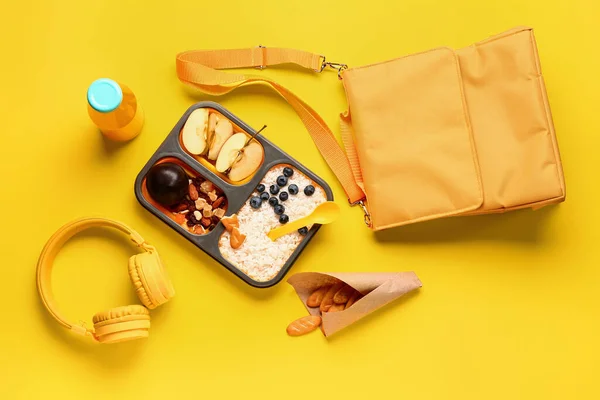 Рюкзак Навушники Обідня Коробка Смачною Їжею Жовтому Фоні — стокове фото