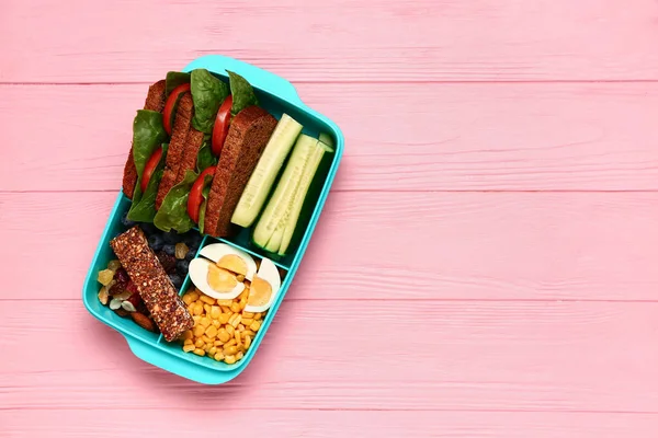 Lunchbox Chutným Jídlem Růžovém Dřevěném Pozadí — Stock fotografie