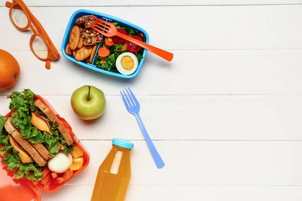 Fles Sap Brillen Fruit Lunchdozen Met Smakelijk Eten Witte Houten — Stockfoto