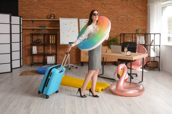 Jungunternehmerin Mit Schwimmring Und Koffer Bereit Für Den Sommerurlaub Büro — Stockfoto