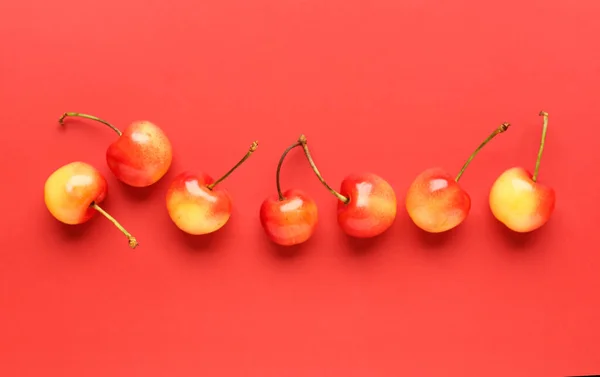 Sok Édes Sárga Cseresznye Piros Alapon — Stock Fotó