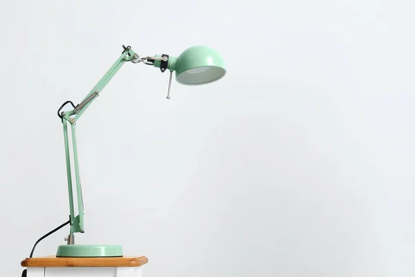 Masadaki Modern Lamba Işık Arkaplanına Karşı — Stok fotoğraf