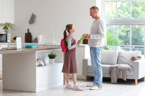 Father Helping His Little Daughter Pack Schoolbag Kitchen — Stock Photo, Image