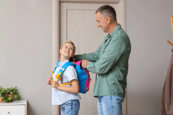 Otec Pomáhá Své Malé Dceři Aby Oblékla Školní Brašnu Chodbě — Stock fotografie