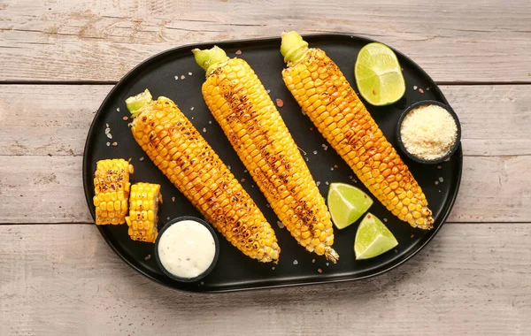 Tray Tasty Grilled Corn Cobs Lime Grey Wooden Background — Stock Photo, Image