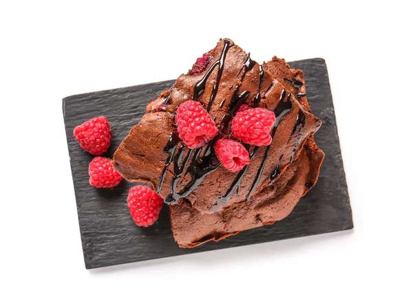 Brett Mit Himbeer Schokolade Brownie Stücken Auf Weißem Hintergrund — Stockfoto