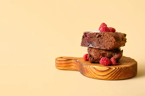 Tablero Madera Con Trozos Brownie Chocolate Frambuesa Sobre Fondo Naranja —  Fotos de Stock