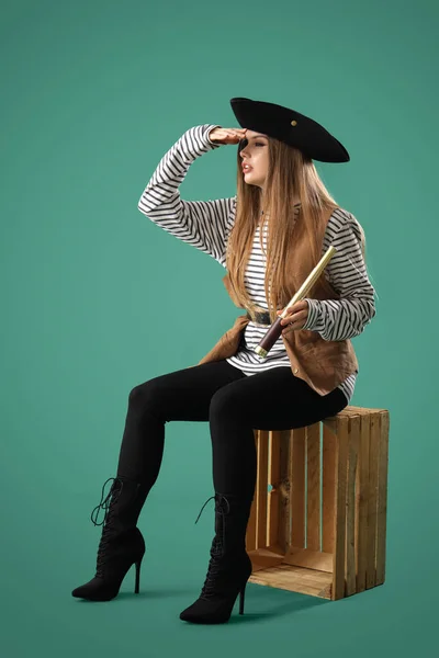 Beautiful Female Pirate Spyglass Sitting Wooden Box Green Background — Stock Photo, Image
