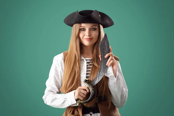 Linda Pirata Feminina Com Espada Fundo Verde — Fotografia de Stock