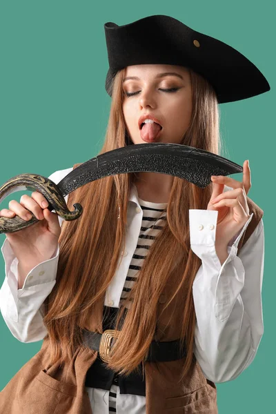 Mooie Sexy Vrouwelijke Piraat Met Zwaard Groene Achtergrond — Stockfoto