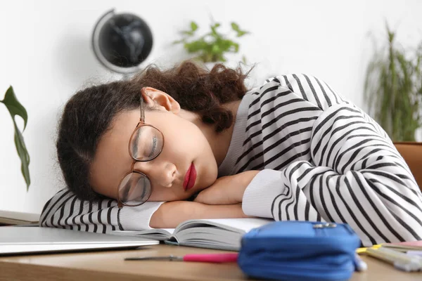累坏了的女学生在家里上课后睡觉 图库照片