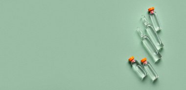 Metin için alanı olan yeşil arkaplan üzerinde tıbbi ampuller