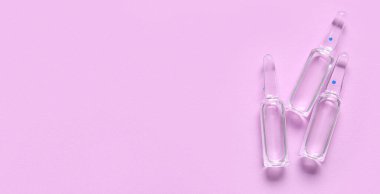 Metin için alanı olan leylak arkaplan üzerinde tıbbi ampuller