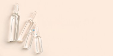 Metin için alanı olan bej arkaplan üzerinde tıbbi ampuller