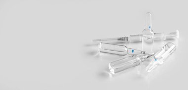 Işık arkaplan üzerinde tıbbi ampule ve şırınga ile metin için boşluk