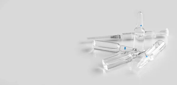 Medische Ampullen Injectiespuit Lichte Achtergrond Met Ruimte Voor Tekst — Stockfoto