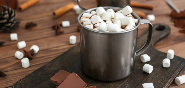 Metallmugg Varm Choklad Med Marshmallows Bordet — Stockfoto