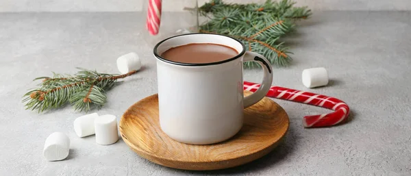 Taza Sabroso Chocolate Caliente Decoración Navidad Sobre Fondo Claro — Foto de Stock