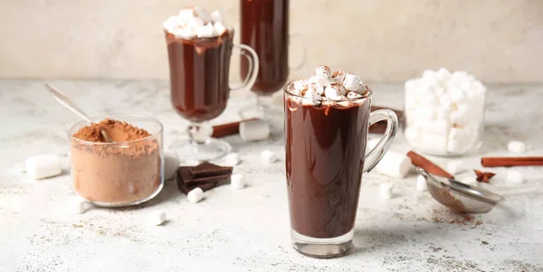 Glazen Kopjes Lekkere Warme Chocolademelk Met Marshmallows Lichttafel — Stockfoto