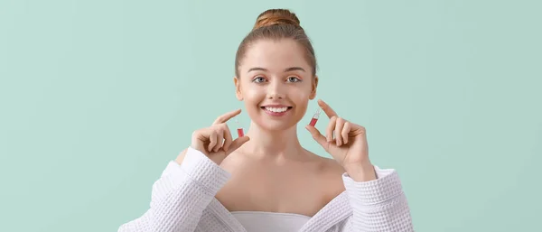 Schöne Junge Frau Mit Ampullen Auf Hellem Hintergrund Kosmetologie Konzept — Stockfoto