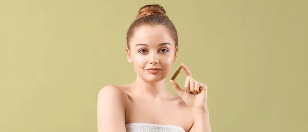 Hermosa Mujer Joven Con Ampolla Sobre Fondo Color Concepto Cosmetología —  Fotos de Stock