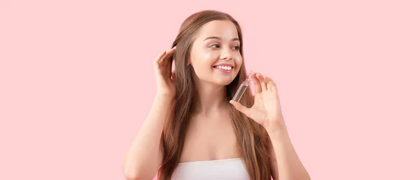 Hermosa Joven Con Ampolla Sobre Fondo Rosa Concepto Cosmetología —  Fotos de Stock
