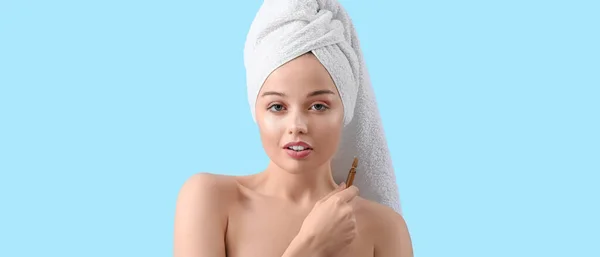 Schöne Junge Frau Mit Ampulle Auf Hellblauem Hintergrund Kosmetologie Konzept — Stockfoto