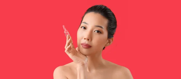 Vacker Asiatisk Kvinna Med Ampull Röd Bakgrund Kosmetologiskt Begrepp — Stockfoto