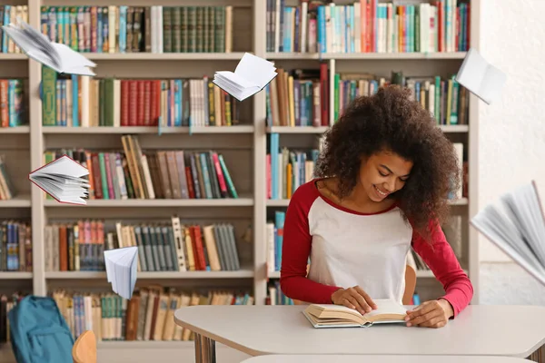 Afroamerikansk Student Förbereder Sig För Examen Biblioteket Med Flygande Böcker — Stockfoto