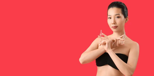 Mooie Aziatische Vrouw Met Ampullen Rode Achtergrond Met Ruimte Voor — Stockfoto