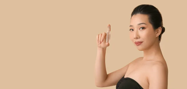 Mooie Aziatische Vrouw Met Ampul Beige Achtergrond Met Ruimte Voor — Stockfoto