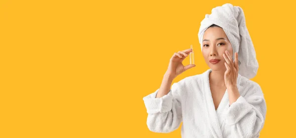 Mooie Aziatische Vrouw Douche Met Ampul Gele Achtergrond Met Ruimte — Stockfoto