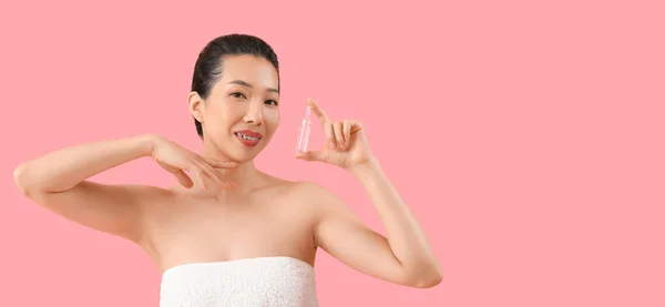 Mooie Aziatische Vrouw Met Ampul Roze Achtergrond Met Ruimte Voor — Stockfoto