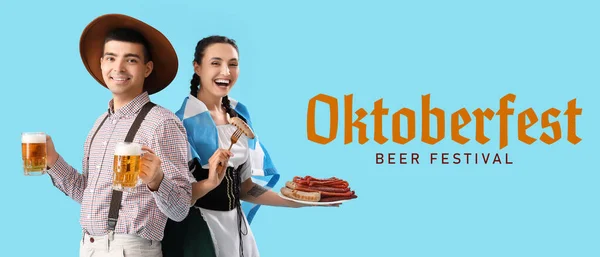 伝統的なドイツの服で若いカップルとオクトーバーフェストのお祝いのためのバナー ビールやソーセージのマグカップと — ストック写真