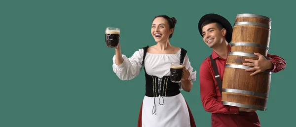 Mladý Pár Tradičním Německém Oblečení Sudy Džbány Piva Zeleném Pozadí — Stock fotografie
