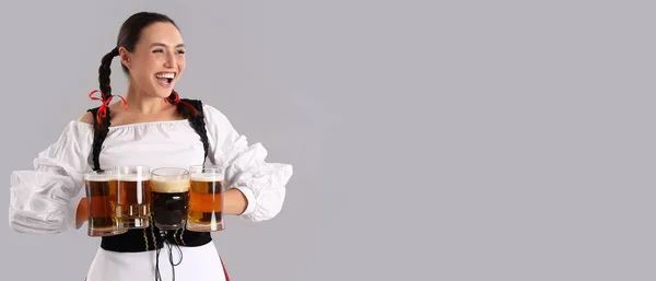 Fiatal Oktoberfest Pincérnő Korsó Sörrel Szürke Háttéren Szóköz Szöveggel — Stock Fotó