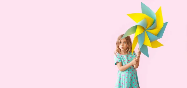 Мила Дівчинка Паперовим Вітряком Рожевому Тлі Банер Дизайну — стокове фото