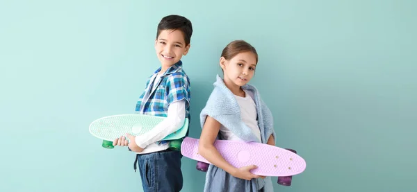 Roztomilé Módní Děti Skateboardy Barevném Pozadí — Stock fotografie
